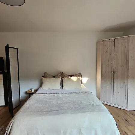 Ruhiges Ferienzimmer Mit Eigenem Bad Am Waldrand Habitación en casa particular *